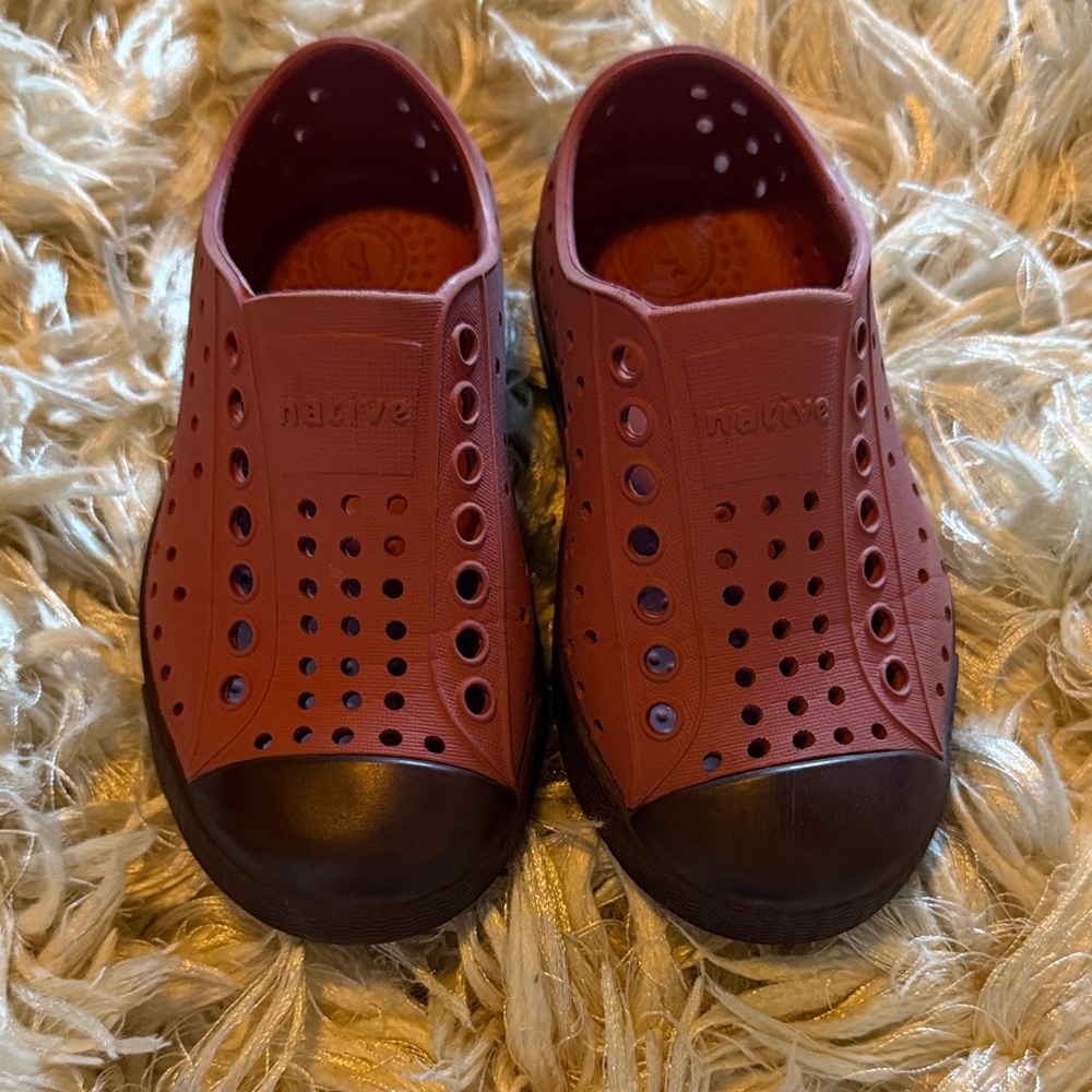 Native Kids Water Shoes in Maroon and Black size 8